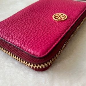TORY BURCH Robison Fuchsia Wristlet Wallet